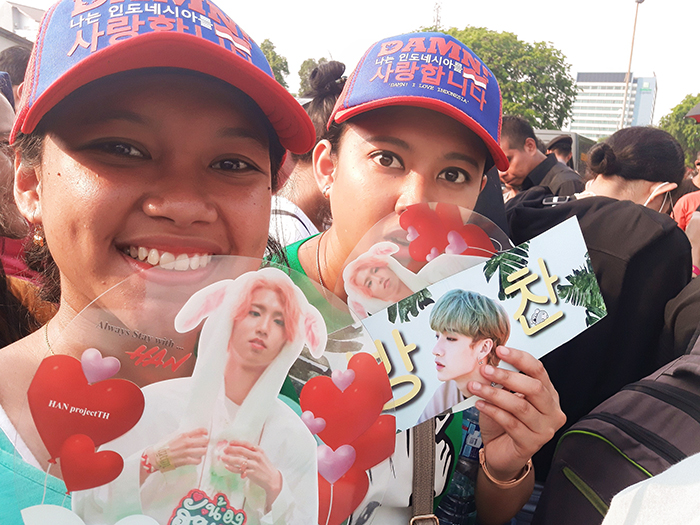 Stephanie Pradnyaparamita (right) and her sister wait before entering the concert hall to see Stray Kids. (Stephanie Pradnyaparamita)